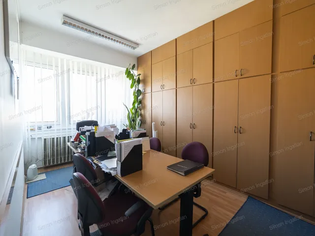 Eladó kereskedelmi és ipari ingatlan Kecskemét, Belváros 34 nm