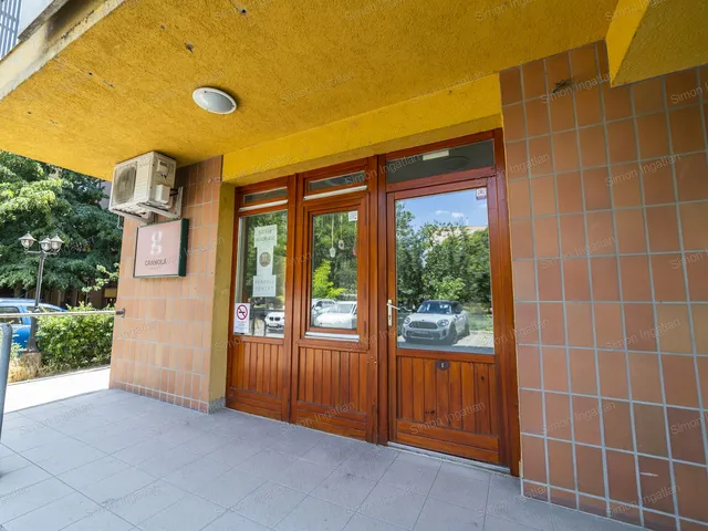 Eladó kereskedelmi és ipari ingatlan Kecskemét, Széchenyiváros 33 nm