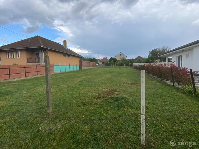 Eladó telek Domony 671 nm