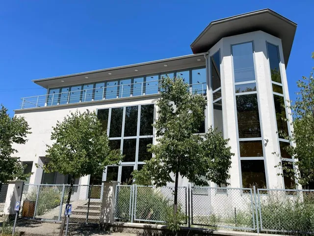 Eladó kereskedelmi és ipari ingatlan Budapest XVI. kerület, Cinkota 720 nm