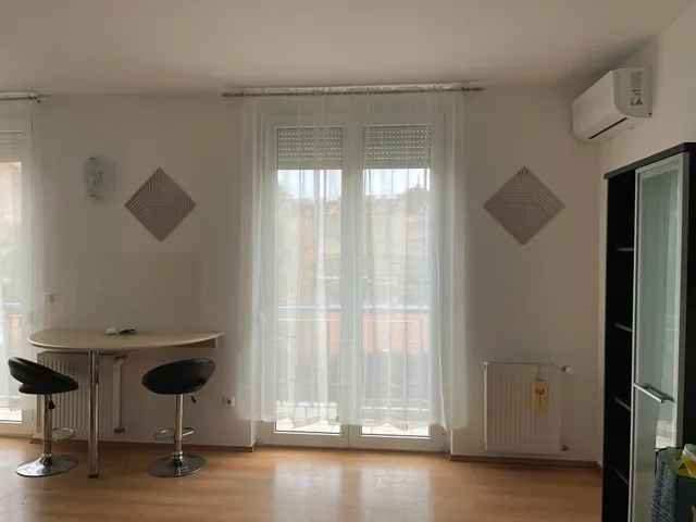 Kiadó lakás Budapest VIII. kerület, II. János Pál pápa tér, Koszorú 32 nm