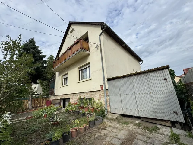 Eladó ház Budapest XVI. kerület 215 nm