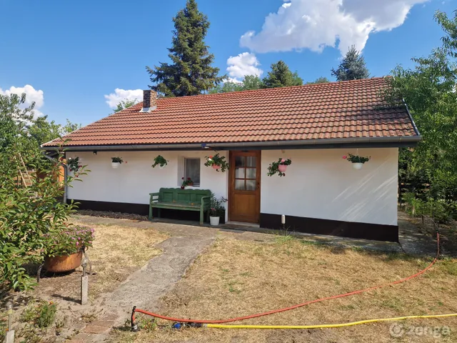 Eladó ház Pusztaszer, 8 5576 nm