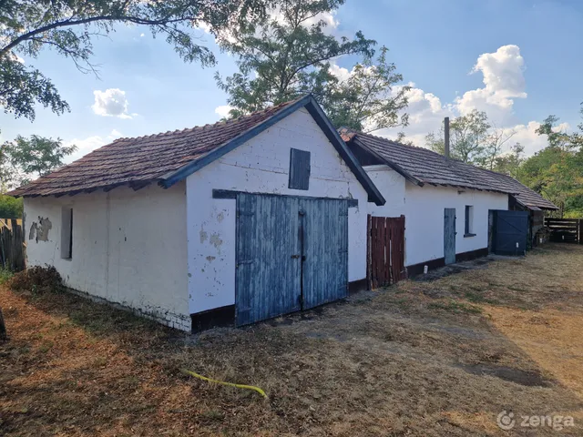 Eladó ház Pusztaszer, 8 5576 nm