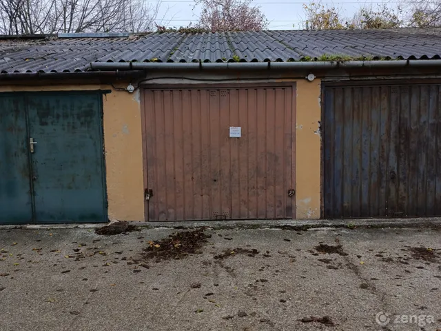 Eladó garázs Vác, Belváros 13 nm