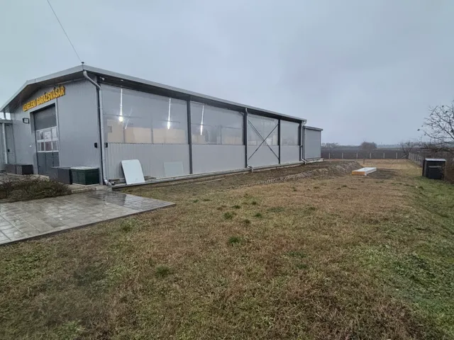 Eladó kereskedelmi és ipari ingatlan Levelek 670 nm