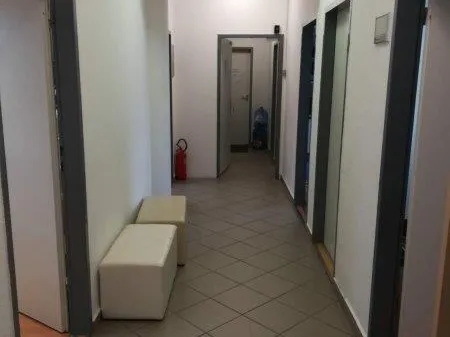 Kiadó kereskedelmi és ipari ingatlan Budapest XIII. kerület, Röppentyű utca 230 nm
