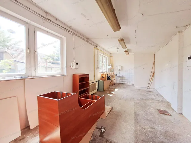 Eladó kereskedelmi és ipari ingatlan Nyíregyháza 38 nm