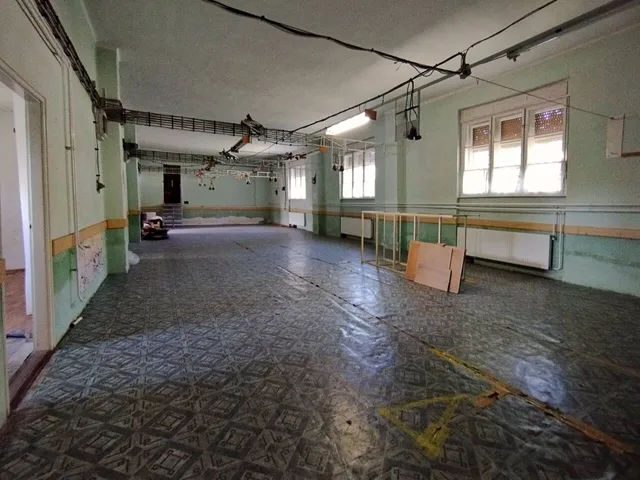 Kiadó kereskedelmi és ipari ingatlan Békéscsaba 296 nm