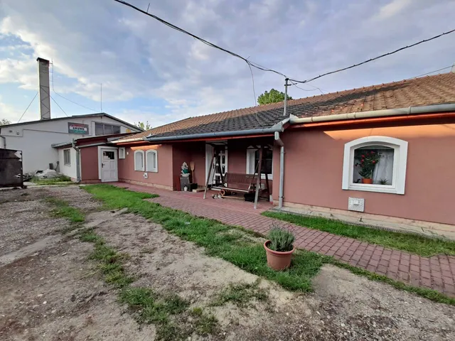Eladó kereskedelmi és ipari ingatlan Békéscsaba 400 nm