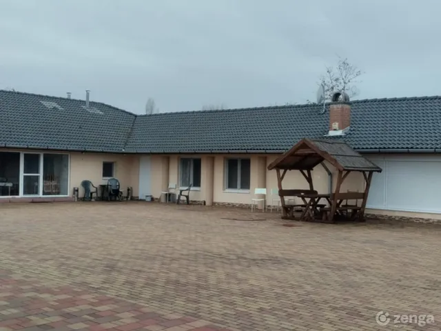 Kiadó ház Vecsés, Széchenyi utca 102 380 nm