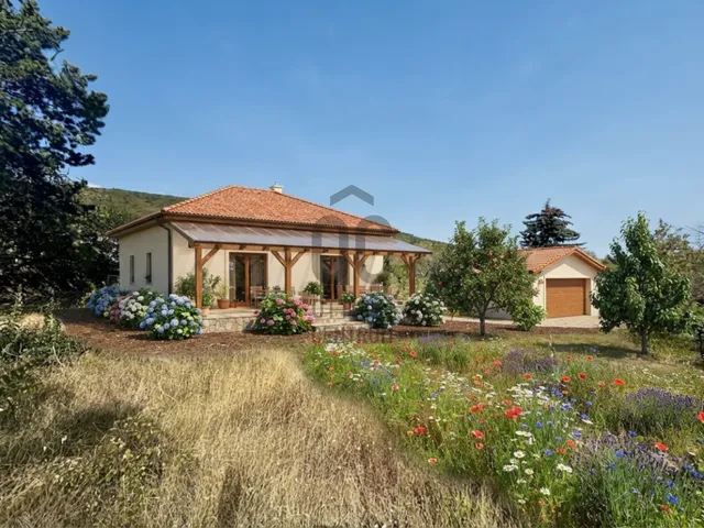 Eladó ház Vál 19 nm
