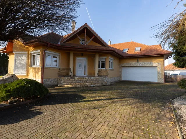 Eladó ház Szabadbattyán 255 nm