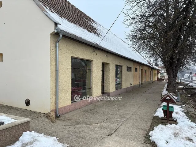 Eladó kereskedelmi és ipari ingatlan Bár 321 nm