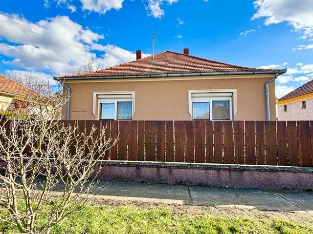 Eladó ház Pápa, Bocsor-városrész 84 nm