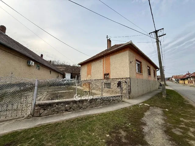 Eladó ház Hidas 140 nm