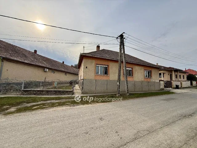 Eladó ház Hidas 140 nm