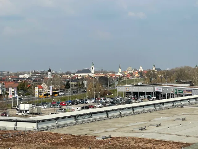 Eladó kereskedelmi és ipari ingatlan Győr, Újváros 2340 nm