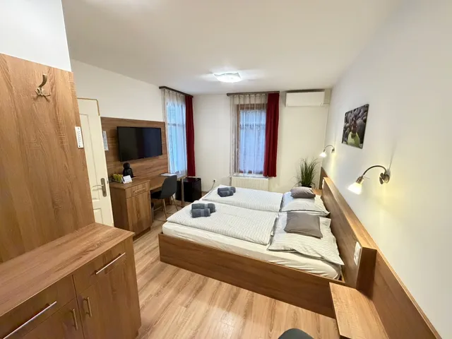 Eladó kereskedelmi és ipari ingatlan Mosonmagyaróvár, Városközpont 301 nm