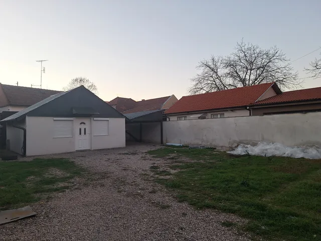 Eladó kereskedelmi és ipari ingatlan Szolnok, Belváros 30 nm