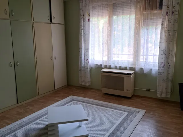 Eladó kereskedelmi és ipari ingatlan Szolnok, Belváros 33 nm