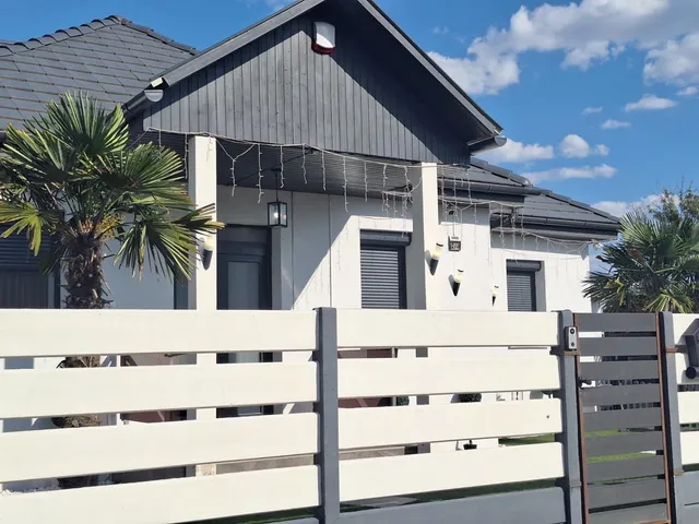 Eladó ház Szolnok, Széchenyi-lakótelep 195 nm