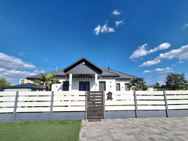 Eladó ház Szolnok, Széchenyi-lakótelep 195 nm