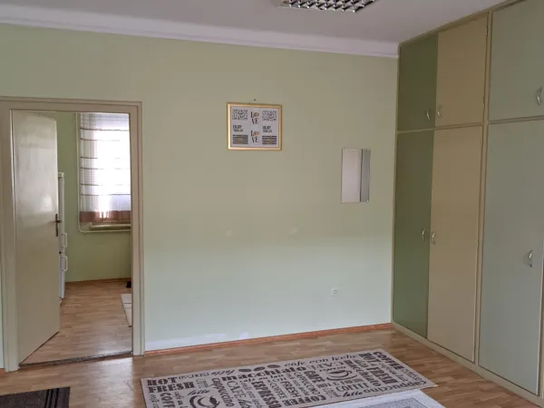 Eladó kereskedelmi és ipari ingatlan Szolnok, Belváros 33 nm