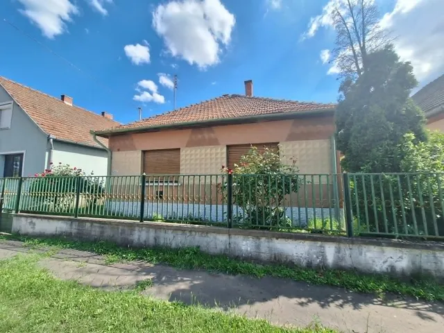 Eladó ház Szolnok, Széchenyi-lakótelep 64 nm