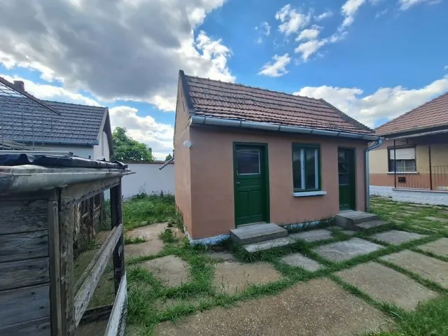 Eladó ház Szolnok, Széchenyi-lakótelep 64 nm