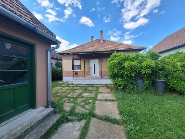 Eladó ház Szolnok, Széchenyi-lakótelep 64 nm