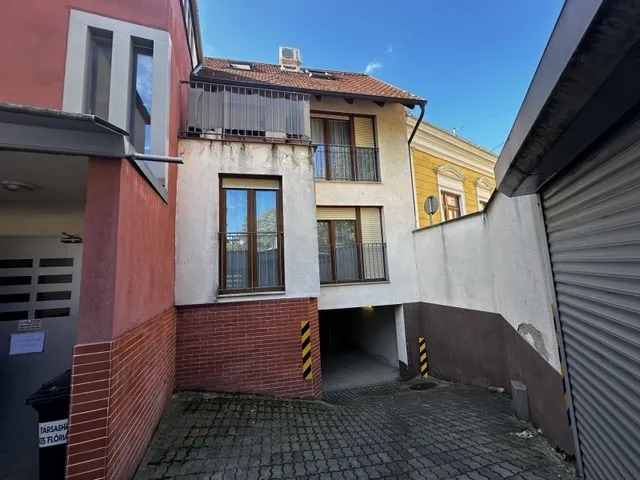 Eladó garázs Pécs 15 nm