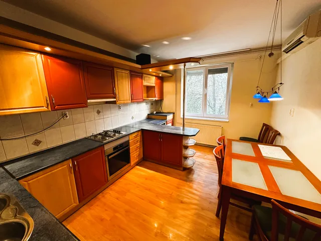 Eladó lakás Komló 85 nm