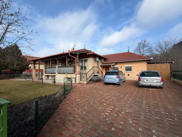 Eladó ház Erdőkertes, Kincstári ligetek, Fő út 137 nm