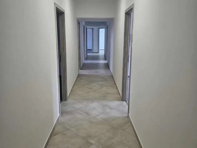 Kiadó kereskedelmi és ipari ingatlan Kecskemét, Belváros, Széchenyi tér 14 120 nm