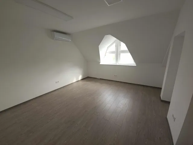 Kiadó kereskedelmi és ipari ingatlan Kecskemét, Belváros, Széchenyi tér 14 21 nm