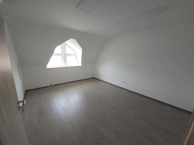 Kiadó kereskedelmi és ipari ingatlan Kecskemét, Belváros, Széchenyi tér 14 21 nm