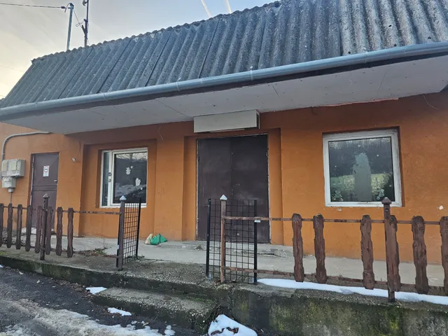 Eladó kereskedelmi és ipari ingatlan Komló, Újtelep 70 nm