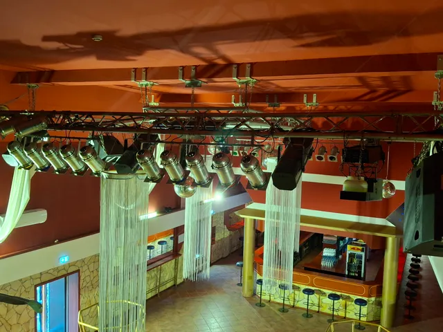 Eladó kereskedelmi és ipari ingatlan Komló 2000 nm