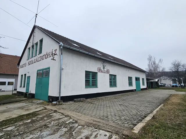 Eladó kereskedelmi és ipari ingatlan Komló, Kökönyös, Mikszáth Kálmán utca 200 nm