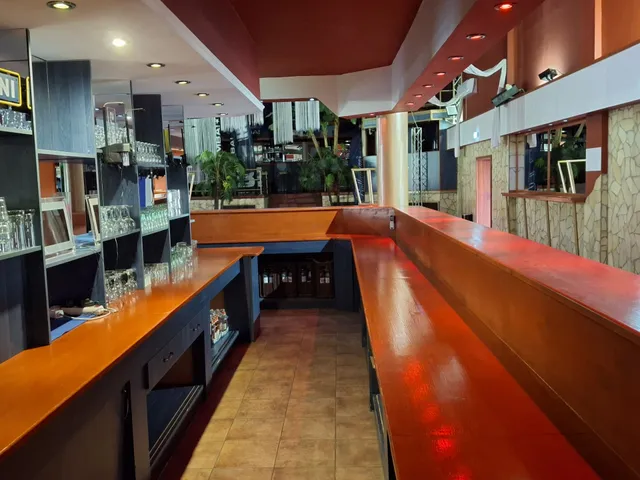 Eladó kereskedelmi és ipari ingatlan Komló, Kossuth Lajos utca  2000 nm