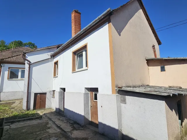 Kiadó ház Komló 150 nm