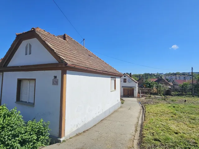 Kiadó ház Komló 150 nm