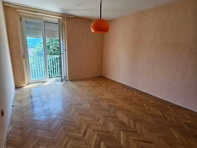 Eladó lakás Komló, Irinyi János utca 54 nm