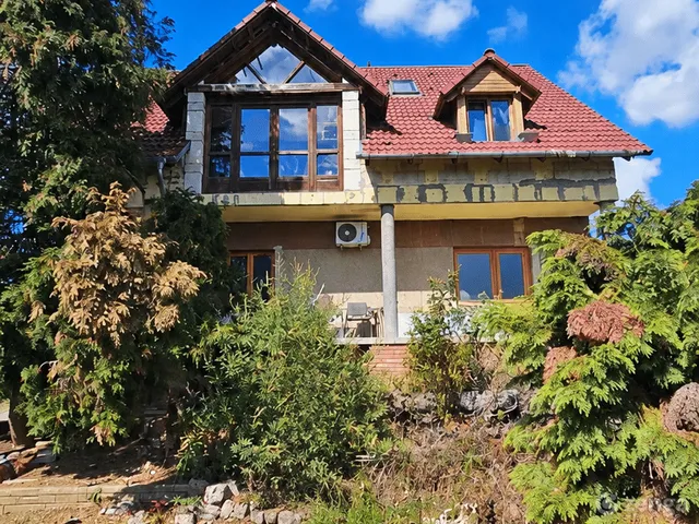 Eladó ház Komló 270 nm