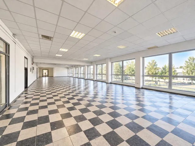 Kiadó kereskedelmi és ipari ingatlan Szeged, Iparváros 1100 nm