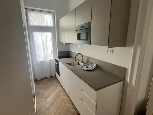 Kiadó lakás Budapest V. kerület, Petőfi tér 78 nm