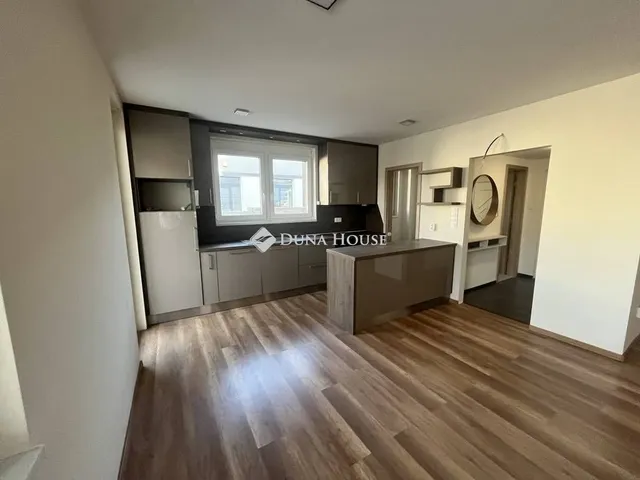 Eladó lakás Dabas 84 nm