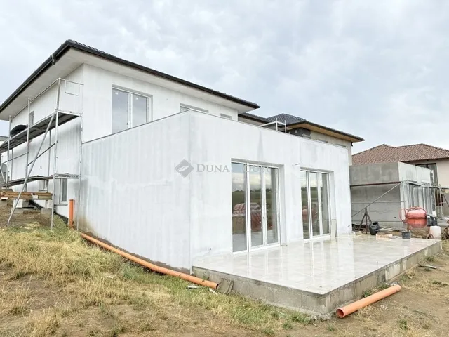 Eladó ház Pécel 166 nm