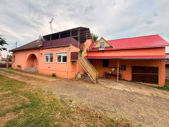 Eladó ház Nyírkáta 263 nm